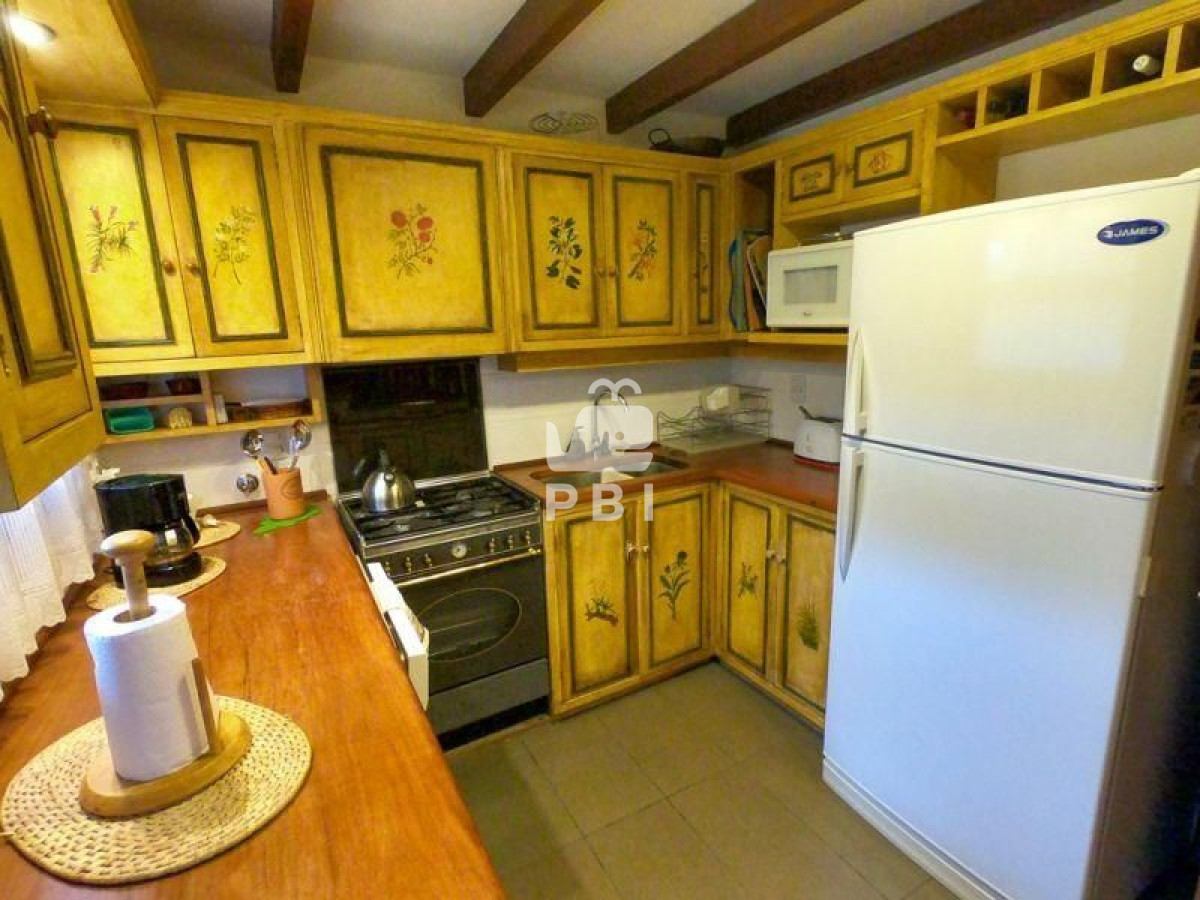 Q2FzYSA0IERPUk1JVE9SSU9TIGVuIFBvcnRlenVlbG8gQm9zcXVlLCBQdW50YSBCYWxsZW5hIC0gUmVmIDogUEJJMTIwMQ==