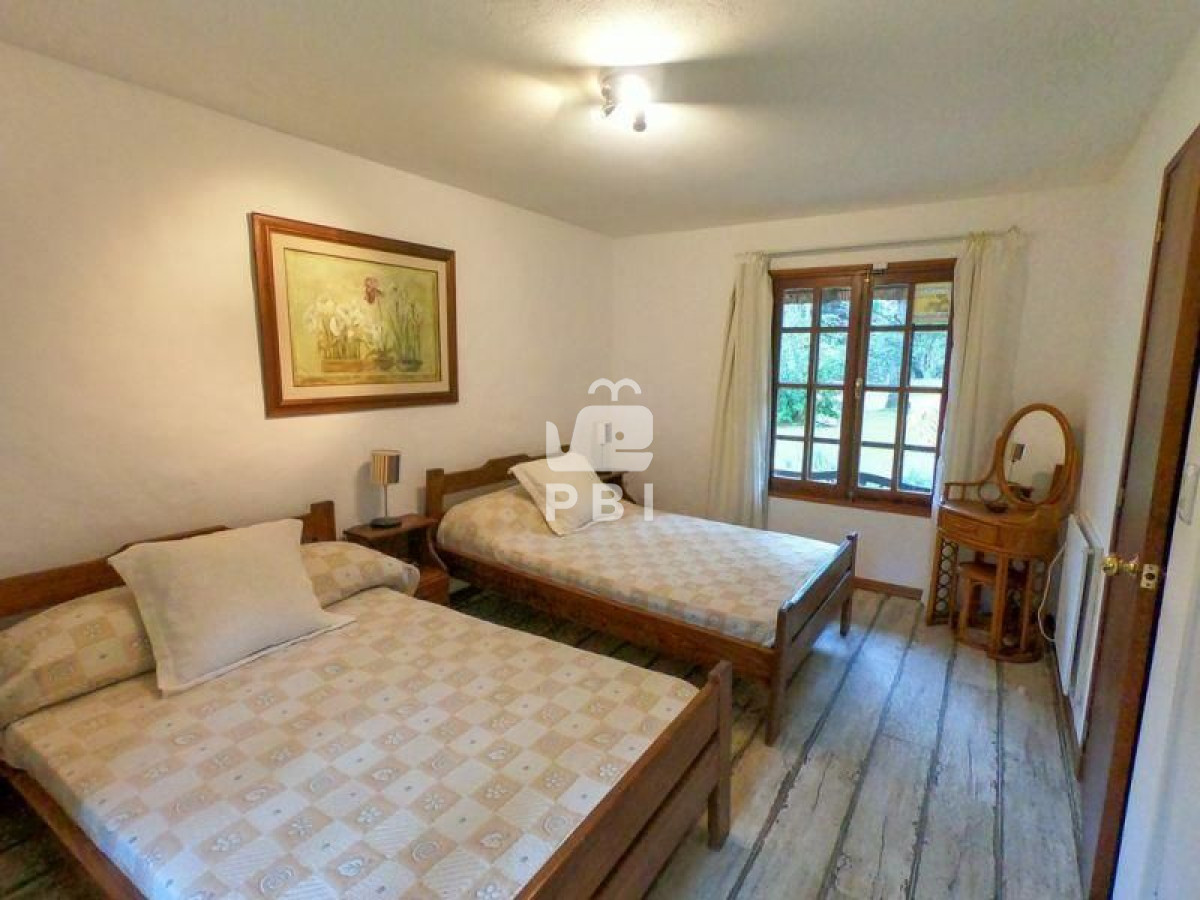 Q2FzYSA0IERPUk1JVE9SSU9TIGVuIFBvcnRlenVlbG8gQm9zcXVlLCBQdW50YSBCYWxsZW5hIC0gUmVmIDogUEJJMTIwMQ==