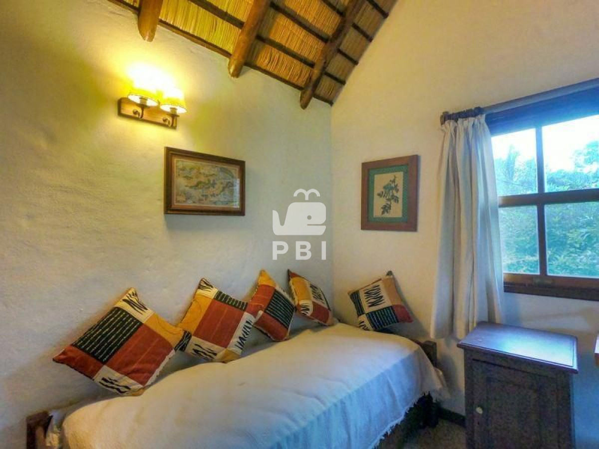 Q2FzYSA0IERPUk1JVE9SSU9TIGVuIFBvcnRlenVlbG8gQm9zcXVlLCBQdW50YSBCYWxsZW5hIC0gUmVmIDogUEJJMTIwMQ==