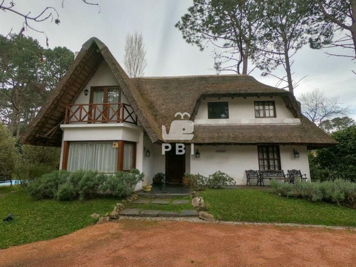 Q2FzYSA0IERPUk1JVE9SSU9TIGVuIFBvcnRlenVlbG8gQm9zcXVlLCBQdW50YSBCYWxsZW5hIC0gUmVmIDogUEJJMTIwMQ==