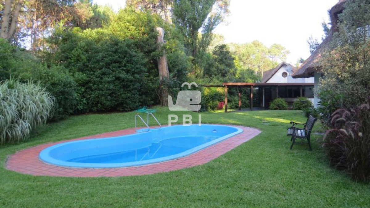 Q2FzYSA0IERPUk1JVE9SSU9TIGVuIFBvcnRlenVlbG8gQm9zcXVlLCBQdW50YSBCYWxsZW5hIC0gUmVmIDogUEJJMTIwMQ==