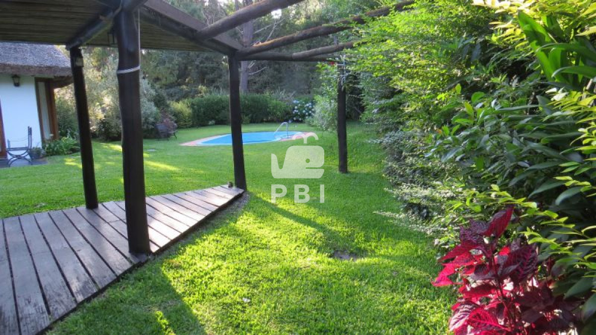 Q2FzYSA0IERPUk1JVE9SSU9TIGVuIFBvcnRlenVlbG8gQm9zcXVlLCBQdW50YSBCYWxsZW5hIC0gUmVmIDogUEJJMTIwMQ==