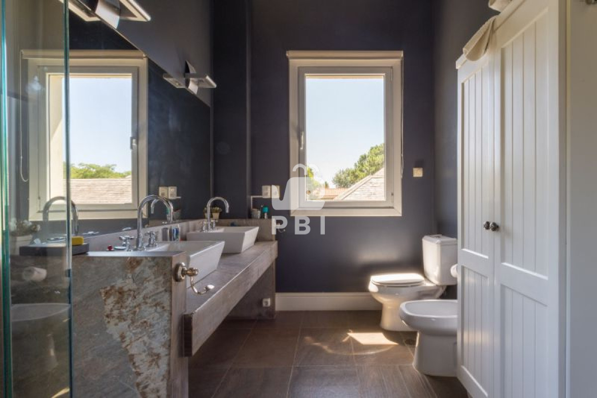 Q2FzYSBlbiB2ZW50YSA0IERPUk1JVE9SSU9TIHpvbmEgSmFyZMOtbiAgLSBSZWYgOiBQQkkxMzQy