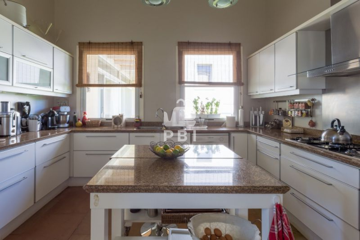 Q2FzYSBlbiB2ZW50YSA0IERPUk1JVE9SSU9TIHpvbmEgSmFyZMOtbiAgLSBSZWYgOiBQQkkxMzQy