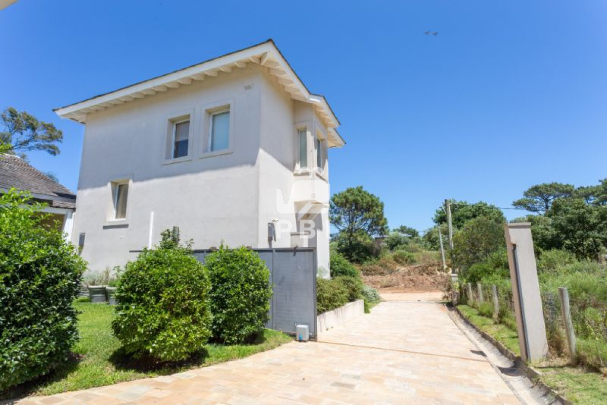 Q2FzYSBlbiB2ZW50YSA0IERPUk1JVE9SSU9TIHpvbmEgSmFyZMOtbiAgLSBSZWYgOiBQQkkxMzQy