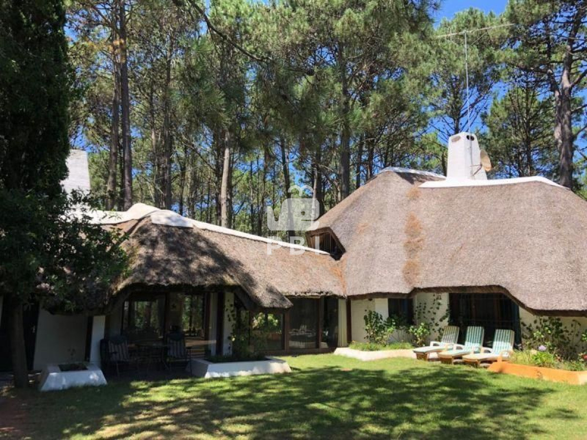 Q2FzYSBlbiB2ZW50YSBDbHViIERlbCBMYWdvIDMgZG9ybWl0b3Jpb3MgLSBSZWYgOiBQQkk0Njg=