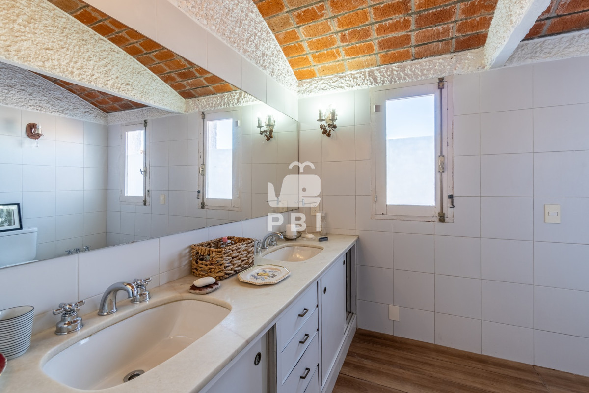 SW52ZXJ0w60gZW4gQ2FsaWRhZDogUHJvcGllZGFkIGRlIDQgRG9ybWl0b3Jpb3MgZW4gUHVudGEgZGVsIEVzdGUgLSBSZWYgOiBQQkkxMzgzOA==