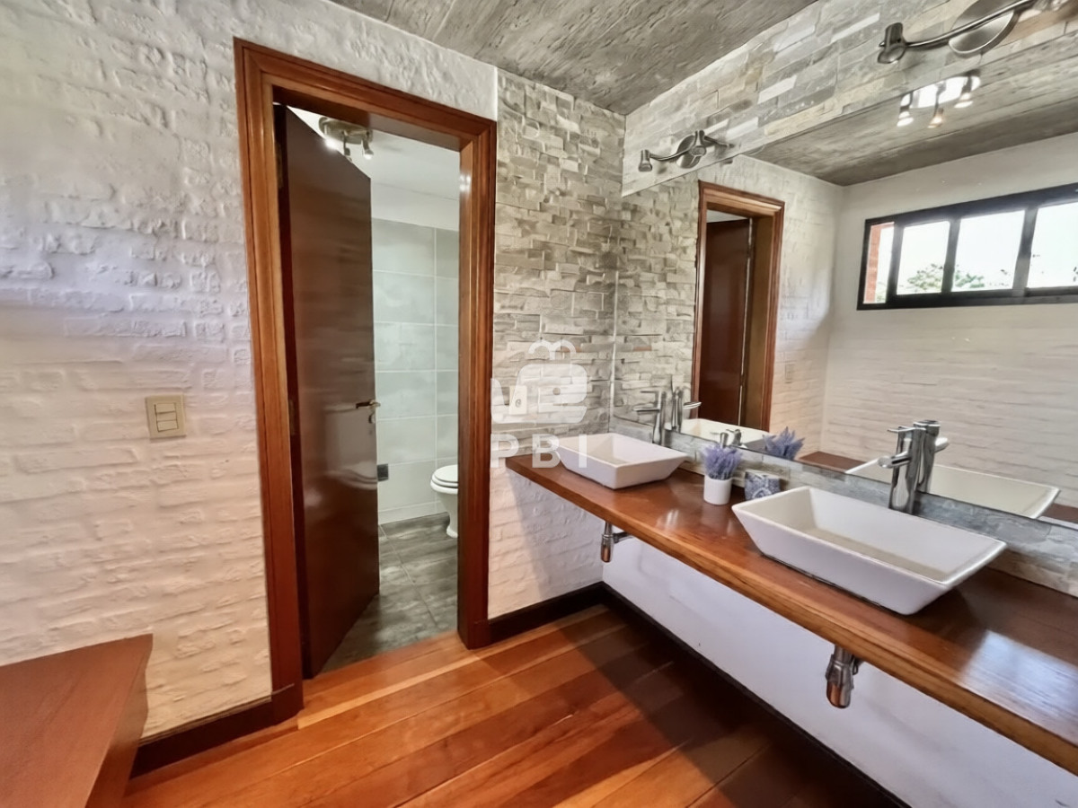 Q2FzYSBkZSA0IGRvcm1pdG9yaW9zIGVuIFBpbmFyZXMsIFB1bnRhIGRlbCBFc3RlIC0gUmVmIDogUEJJMTU4MDg=