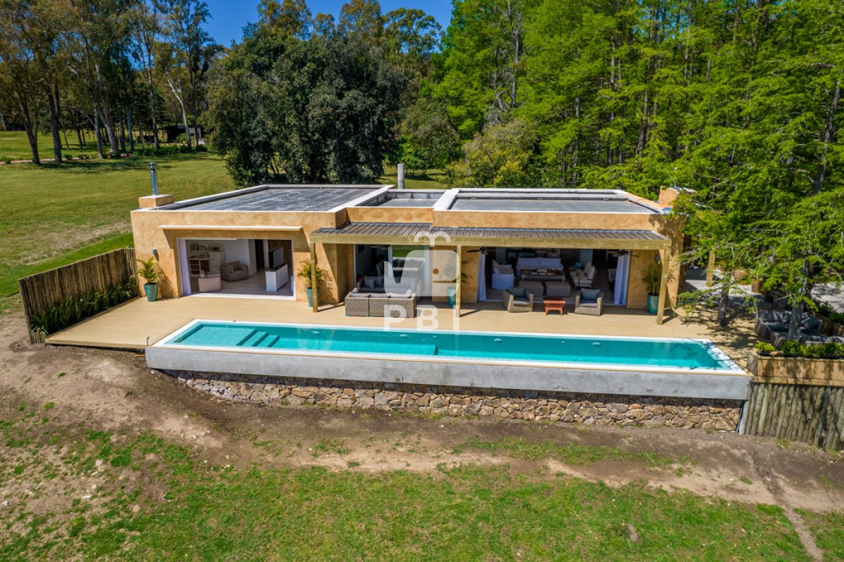 Q2FzYSBkZSAzIGRvcm1pdG9yaW9zIGVuIGJhcnJpbyBwcml2YWRvIC0gUmVmIDogUEJJMzIzOQ==