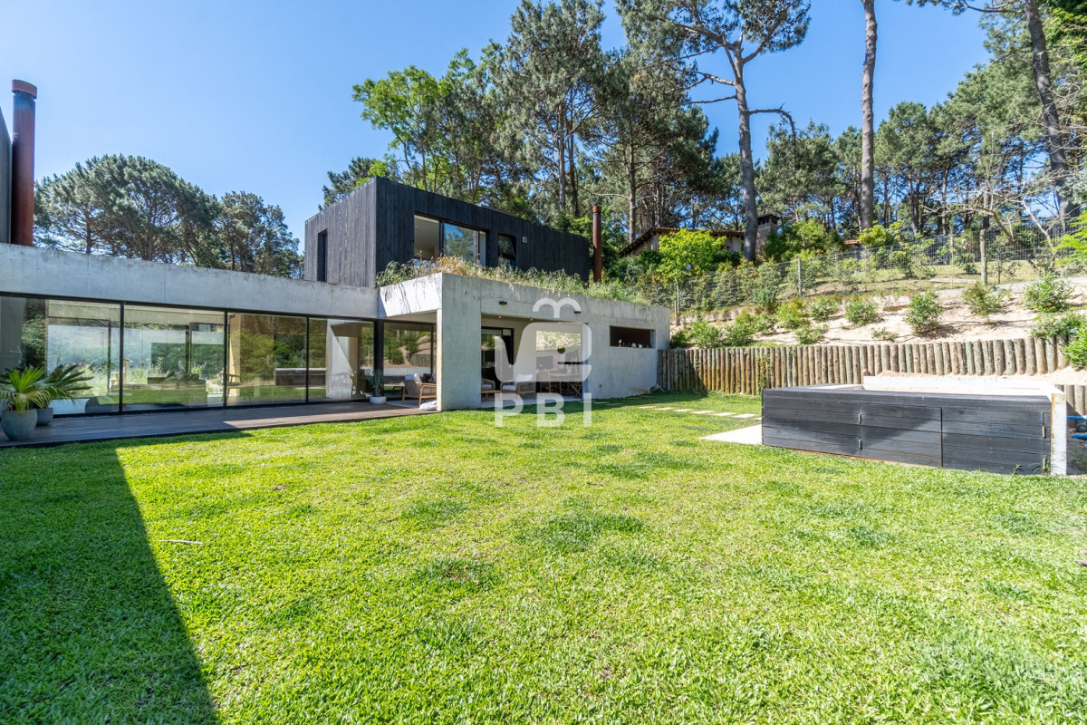 Q2FzYSBkZSAzIGRvcm1pdG9yaW9zIGVuIEFsbWFyLCBDbHViIGRlbCBMYWdvIC0gUmVmIDogUEJJMTQyMzY=