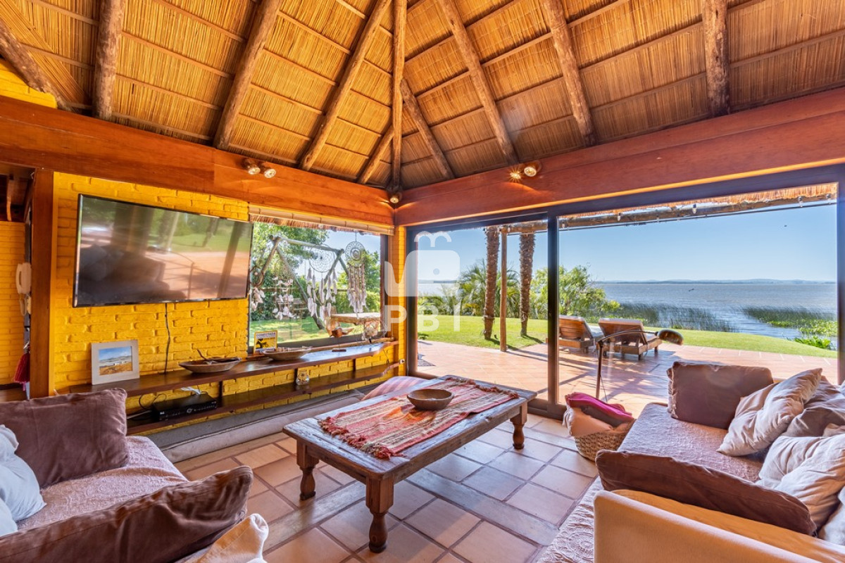 Q2FzYSA0IERPUk1JVE9SSU9TIGVuIExhZ3VuYSBkZWwgU2F1Y2UgLCBQdW50YSBCYWxsZW5hIC0gUmVmIDogUEJJMjQ1NA==