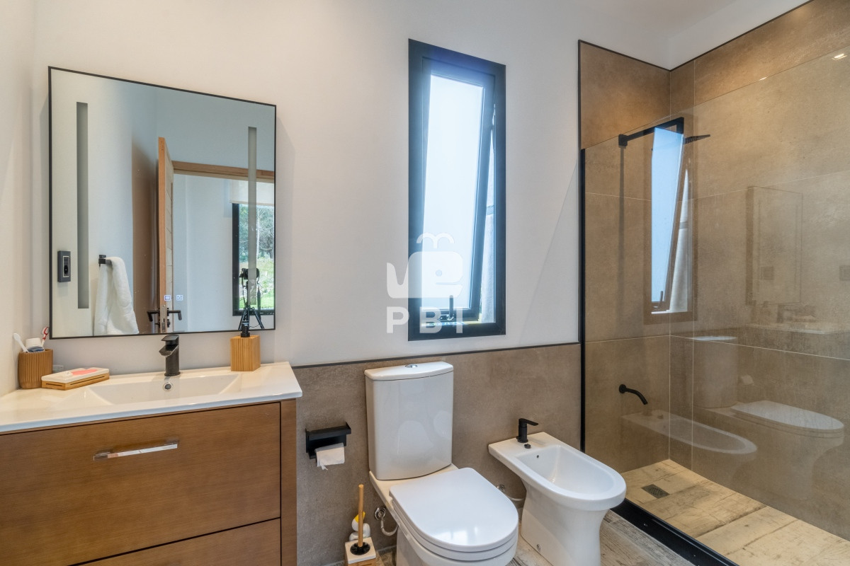 Q2FzYSA0IERPUk1JVE9SSU9TIGVuIEFjcmVzIGRlIFNvbGFuYXMsIFB1bnRhIEJhbGxlbmEgLSBSZWYgOiBQQkkxMzE2OA==