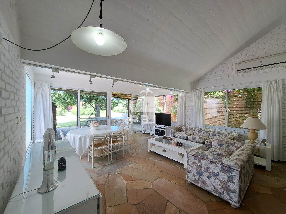 Q2FzYSA0IERPUk1JVE9SSU9TIGVuIENhbWlubyBMdXNzaWNoLCBQdW50YSBCYWxsZW5hIC0gUmVmIDogUEJJMTMxODE=