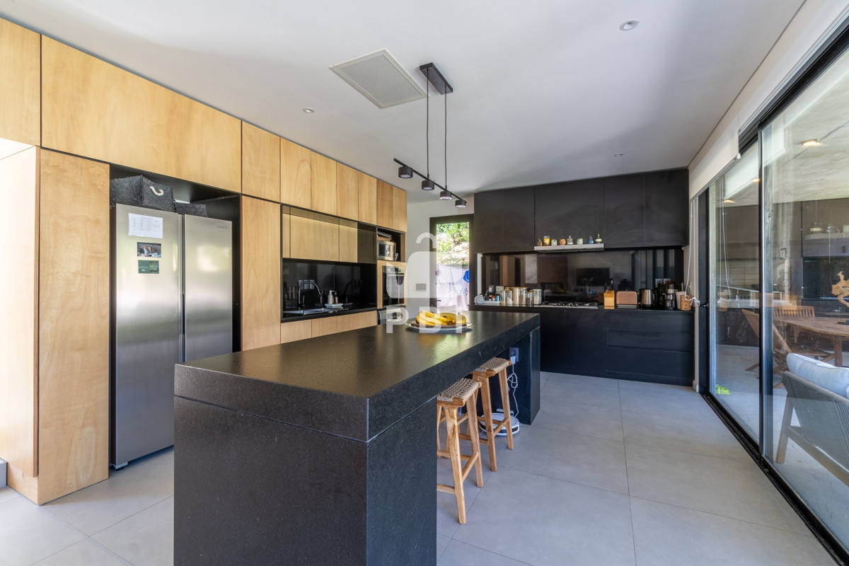 Q2FzYSBkZSAzIGRvcm1pdG9yaW9zIGVuIEFsbWFyLCBDbHViIGRlbCBMYWdvIC0gUmVmIDogUEJJMTQyMzY=