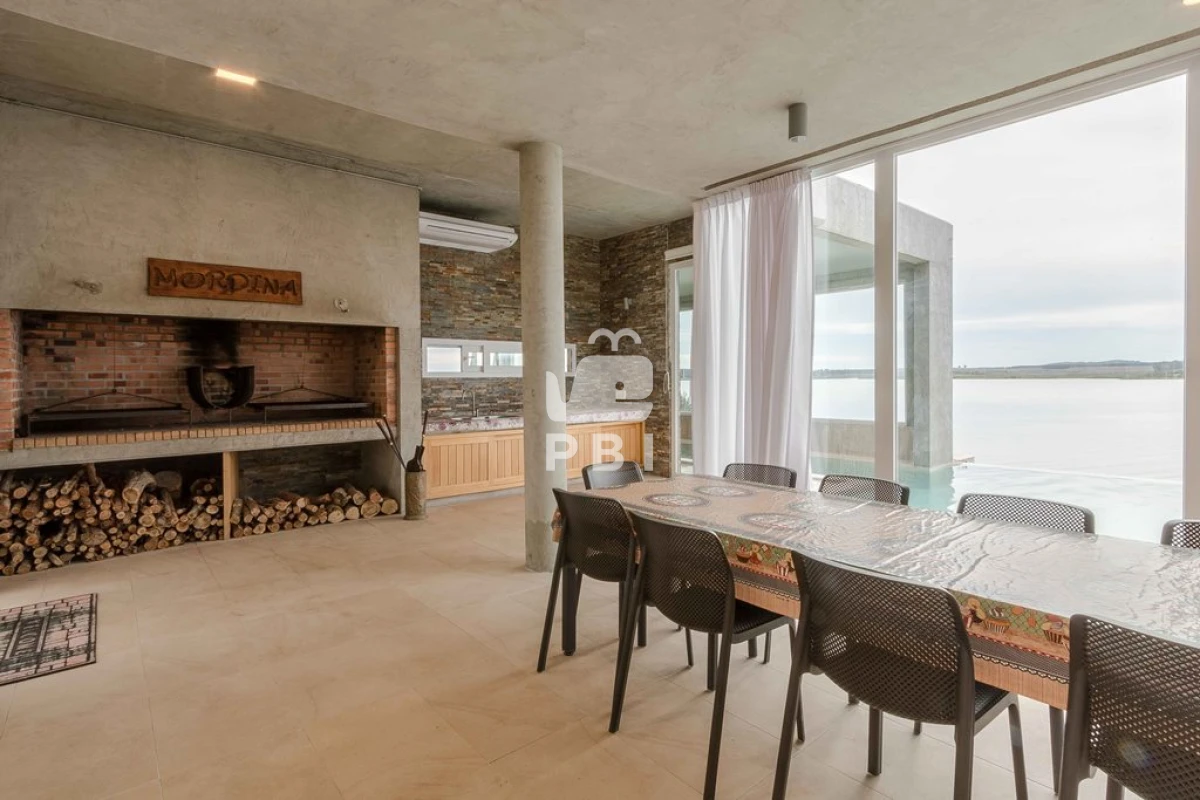 VmVudGEgZGUgQ2hhY3JhIDYgRE9STUlUT1JJT1MgZW4gTGFndW5hIGRlbCBTYXVjZSwgUHVudGEgZGVsIEVzdGUgLSBSZWYgOiBQQkkyMTU3