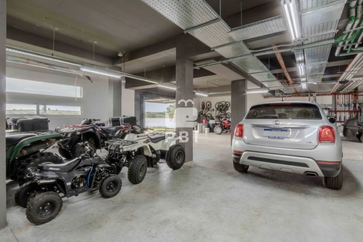 VmVudGEgZGUgQ2hhY3JhIDYgRE9STUlUT1JJT1MgZW4gTGFndW5hIGRlbCBTYXVjZSwgUHVudGEgZGVsIEVzdGUgLSBSZWYgOiBQQkkyMTU3