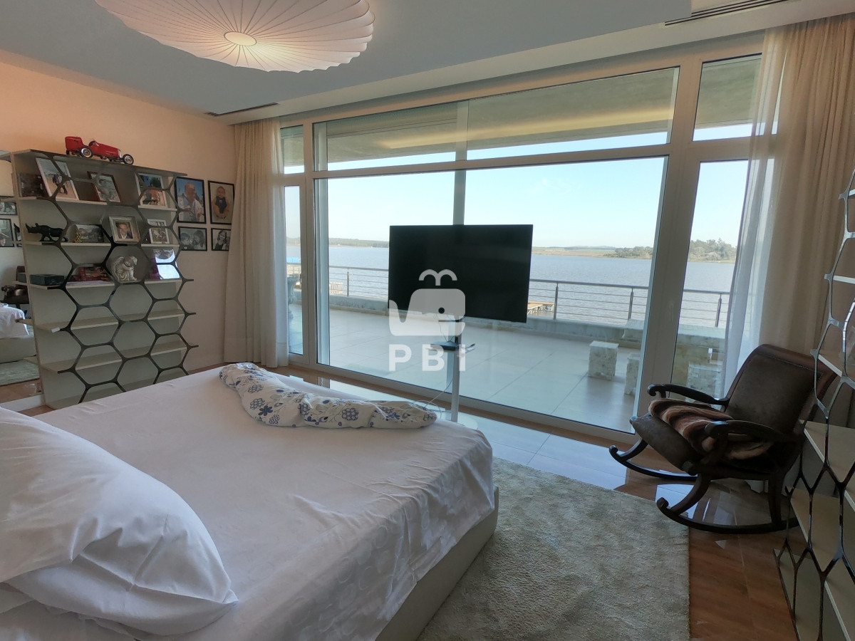 VmVudGEgZGUgQ2hhY3JhIDYgRE9STUlUT1JJT1MgZW4gTGFndW5hIGRlbCBTYXVjZSwgUHVudGEgZGVsIEVzdGUgLSBSZWYgOiBQQkkyMTU3