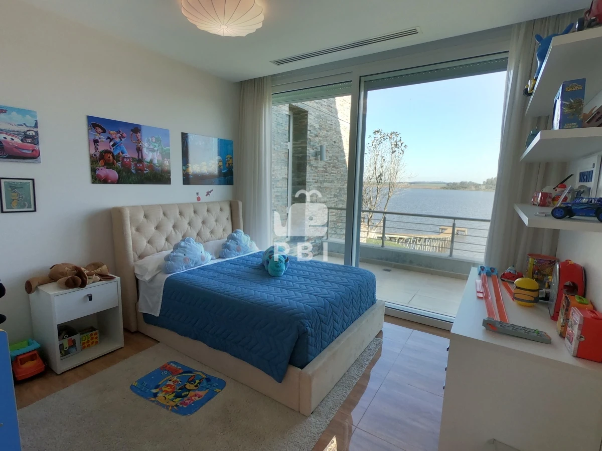 VmVudGEgZGUgQ2hhY3JhIDYgRE9STUlUT1JJT1MgZW4gTGFndW5hIGRlbCBTYXVjZSwgUHVudGEgZGVsIEVzdGUgLSBSZWYgOiBQQkkyMTU3