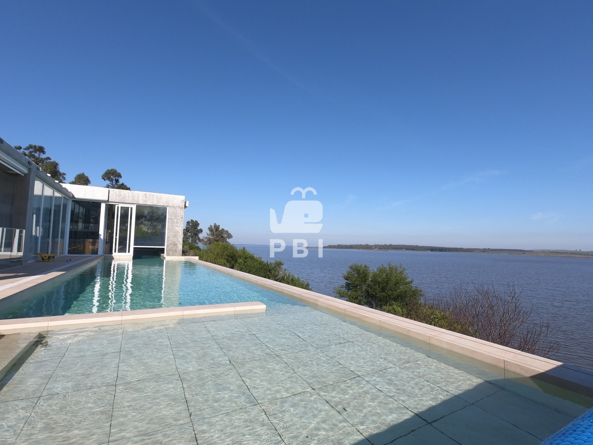 VmVudGEgZGUgQ2hhY3JhIDYgRE9STUlUT1JJT1MgZW4gTGFndW5hIGRlbCBTYXVjZSwgUHVudGEgZGVsIEVzdGUgLSBSZWYgOiBQQkkyMTU3