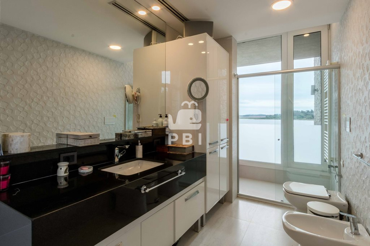 VmVudGEgZGUgQ2hhY3JhIDYgRE9STUlUT1JJT1MgZW4gTGFndW5hIGRlbCBTYXVjZSwgUHVudGEgZGVsIEVzdGUgLSBSZWYgOiBQQkkyMTU3