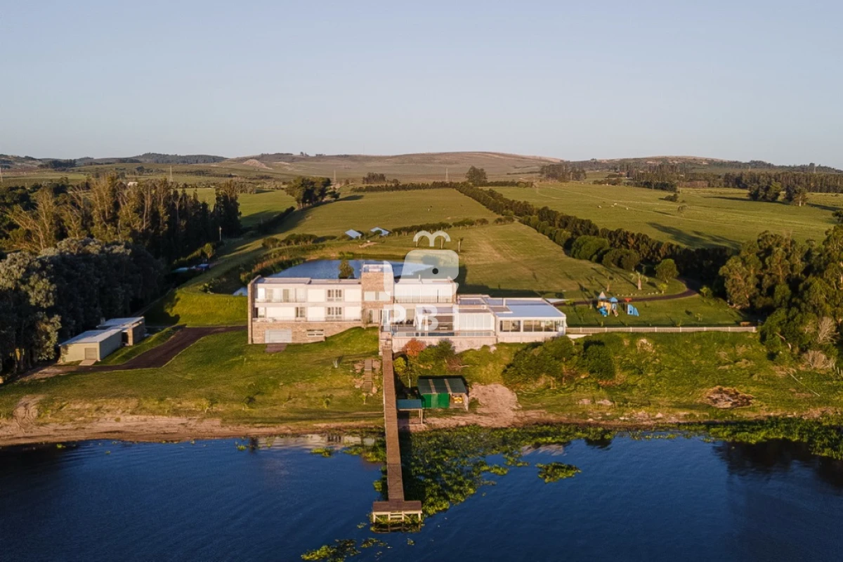 VmVudGEgZGUgQ2hhY3JhIDYgRE9STUlUT1JJT1MgZW4gTGFndW5hIGRlbCBTYXVjZSwgUHVudGEgZGVsIEVzdGUgLSBSZWYgOiBQQkkyMTU3