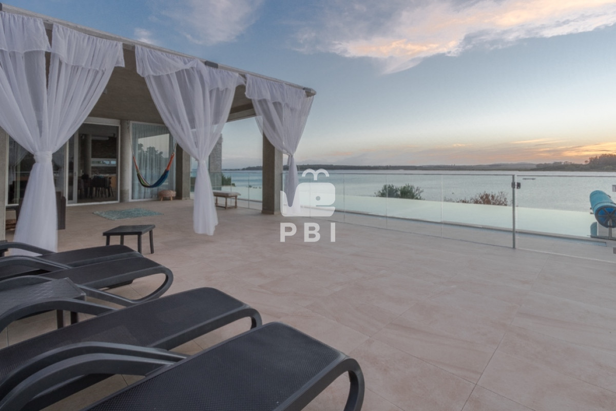 VmVudGEgZGUgQ2hhY3JhIDYgRE9STUlUT1JJT1MgZW4gTGFndW5hIGRlbCBTYXVjZSwgUHVudGEgZGVsIEVzdGUgLSBSZWYgOiBQQkkyMTU3