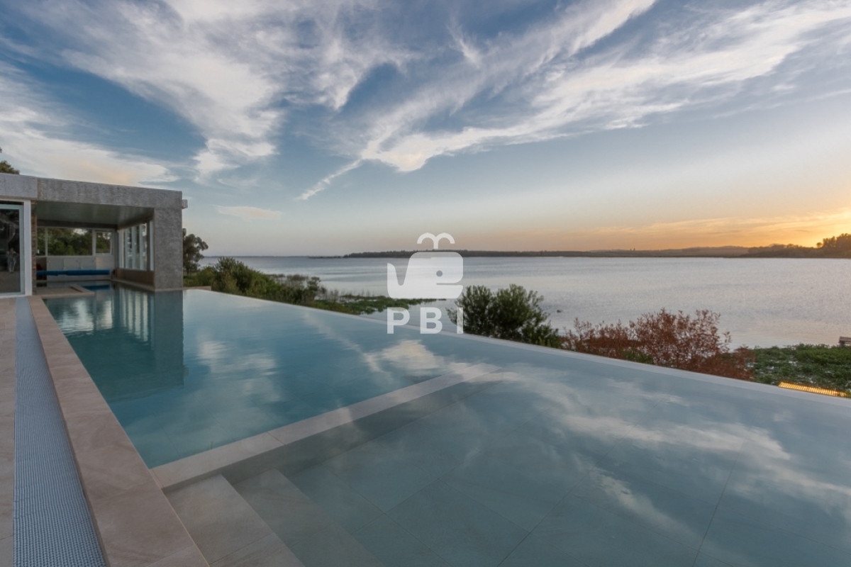 VmVudGEgZGUgQ2hhY3JhIDYgRE9STUlUT1JJT1MgZW4gTGFndW5hIGRlbCBTYXVjZSwgUHVudGEgZGVsIEVzdGUgLSBSZWYgOiBQQkkyMTU3