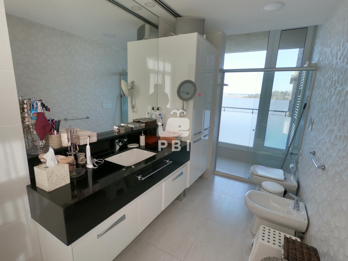 VmVudGEgZGUgQ2hhY3JhIDYgRE9STUlUT1JJT1MgZW4gTGFndW5hIGRlbCBTYXVjZSwgUHVudGEgZGVsIEVzdGUgLSBSZWYgOiBQQkkyMTU3