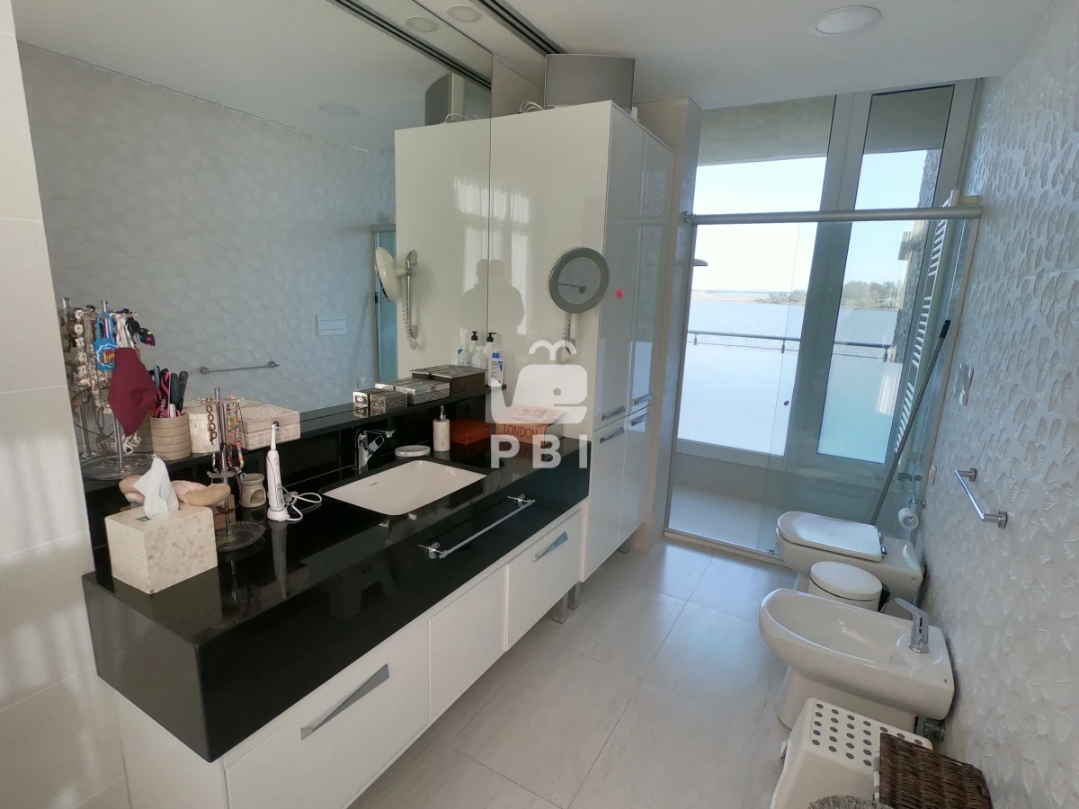 VmVudGEgZGUgQ2hhY3JhIDYgRE9STUlUT1JJT1MgZW4gTGFndW5hIGRlbCBTYXVjZSwgUHVudGEgZGVsIEVzdGUgLSBSZWYgOiBQQkkyMTU3