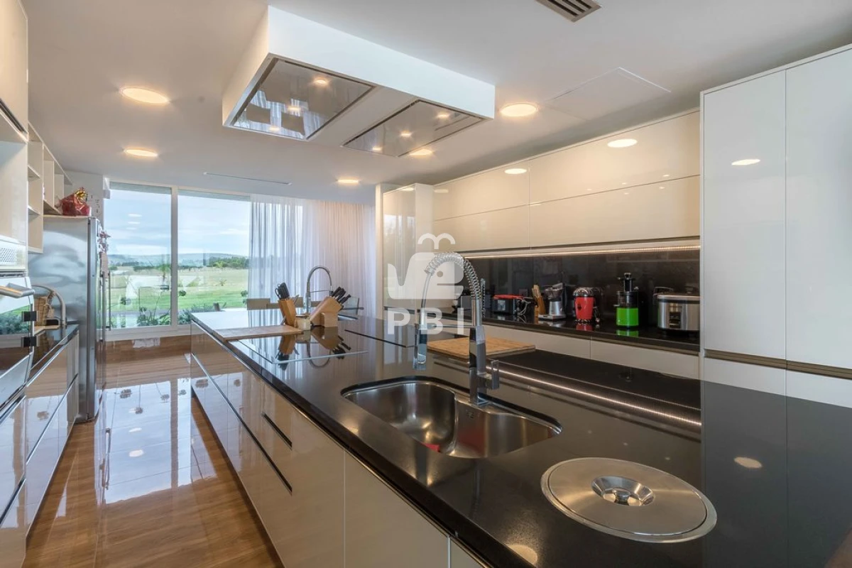 VmVudGEgZGUgQ2hhY3JhIDYgRE9STUlUT1JJT1MgZW4gTGFndW5hIGRlbCBTYXVjZSwgUHVudGEgZGVsIEVzdGUgLSBSZWYgOiBQQkkyMTU3