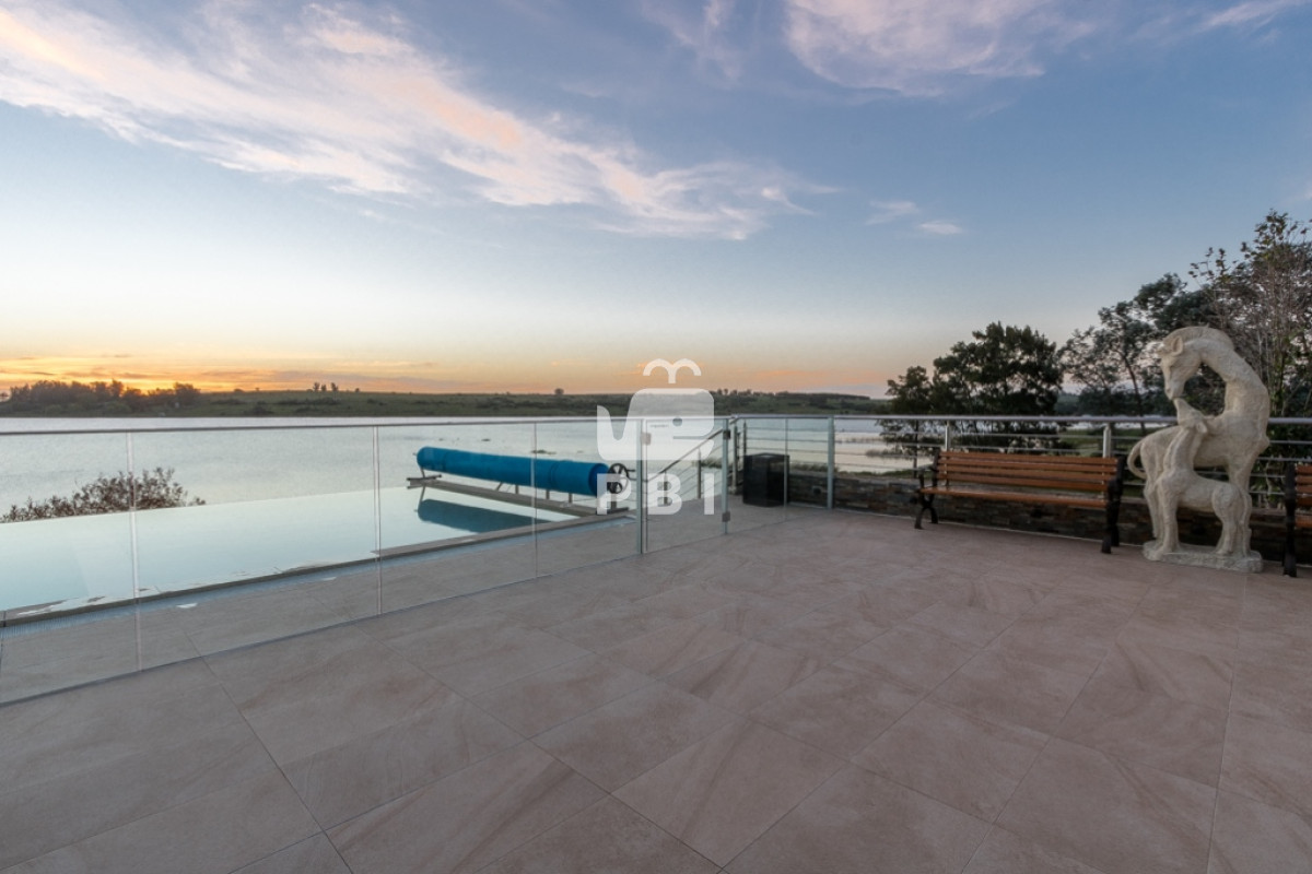 VmVudGEgZGUgQ2hhY3JhIDYgRE9STUlUT1JJT1MgZW4gTGFndW5hIGRlbCBTYXVjZSwgUHVudGEgZGVsIEVzdGUgLSBSZWYgOiBQQkkyMTU3