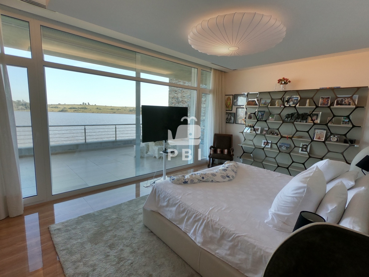 VmVudGEgZGUgQ2hhY3JhIDYgRE9STUlUT1JJT1MgZW4gTGFndW5hIGRlbCBTYXVjZSwgUHVudGEgZGVsIEVzdGUgLSBSZWYgOiBQQkkyMTU3