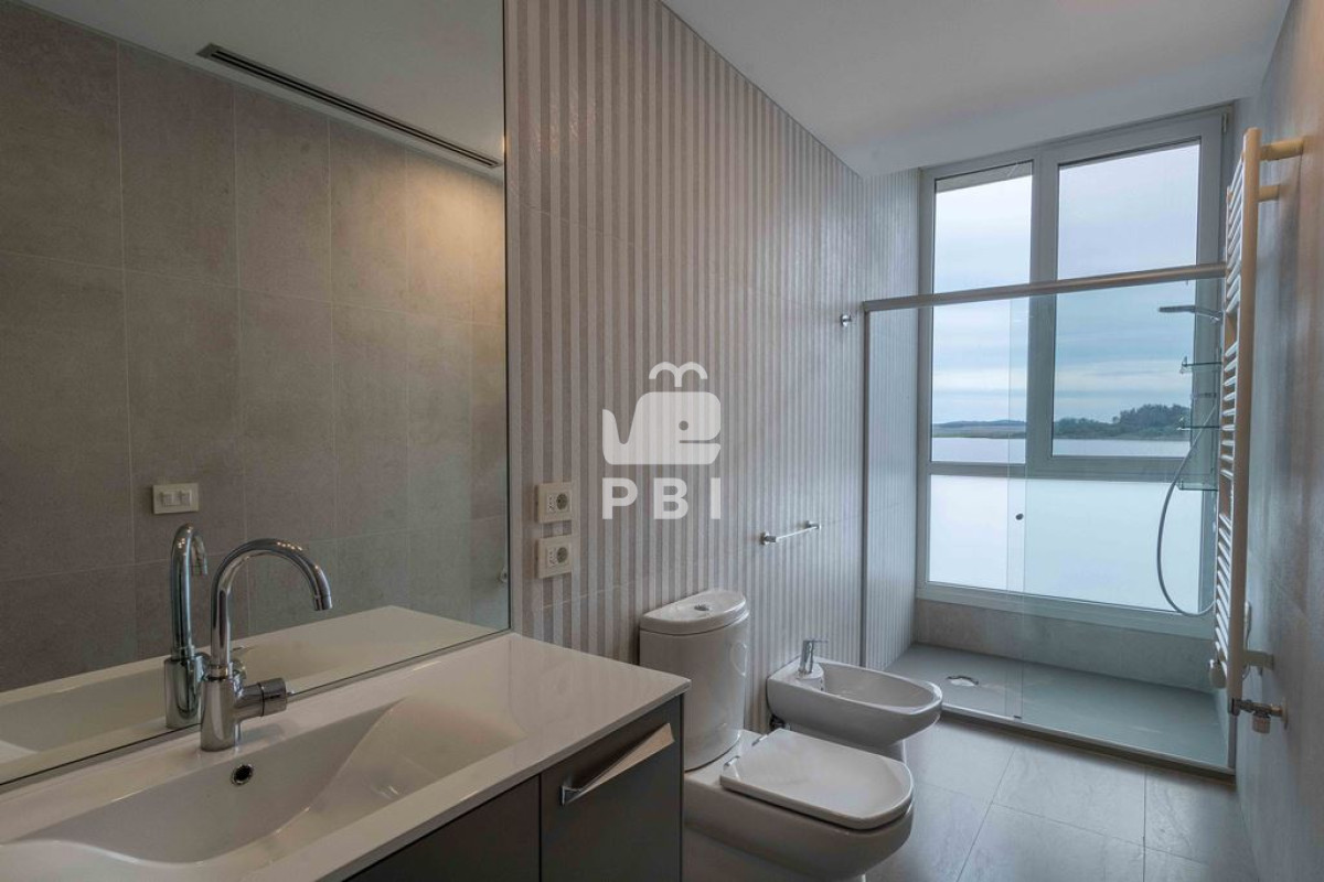 VmVudGEgZGUgQ2hhY3JhIDYgRE9STUlUT1JJT1MgZW4gTGFndW5hIGRlbCBTYXVjZSwgUHVudGEgZGVsIEVzdGUgLSBSZWYgOiBQQkkyMTU3