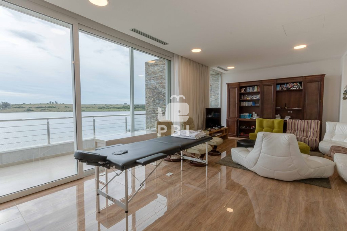 VmVudGEgZGUgQ2hhY3JhIDYgRE9STUlUT1JJT1MgZW4gTGFndW5hIGRlbCBTYXVjZSwgUHVudGEgZGVsIEVzdGUgLSBSZWYgOiBQQkkyMTU3