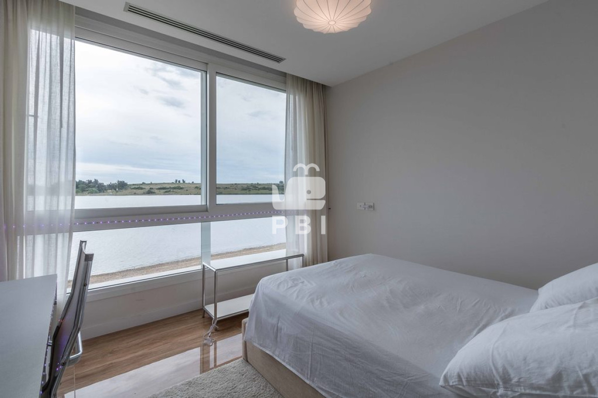 VmVudGEgZGUgQ2hhY3JhIDYgRE9STUlUT1JJT1MgZW4gTGFndW5hIGRlbCBTYXVjZSwgUHVudGEgZGVsIEVzdGUgLSBSZWYgOiBQQkkyMTU3