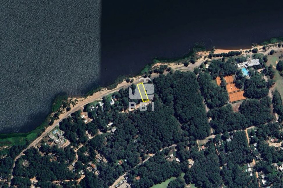 VGVycmVubyBmcmVudGUgYSBsYSBsYWd1bmEgZW4gQ2x1YiBkZWwgTGFnbywgUHVudGEgQmFsbGVuYSAtIFJlZiA6IFBCSTI5Njc=