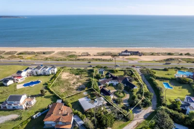 Oportunidad de Inversión: Lote Frente al Mar en La Mansa, Punta del Este - Ref : PBI14099