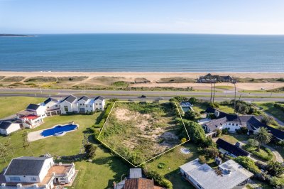 Oportunidad de Inversión: Lote Frente al Mar en La Mansa, Punta del Este - Ref : PBI14098