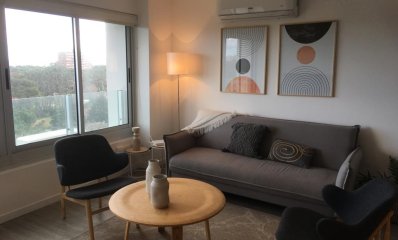 PUNTA DEL ESTE APARTAMENTO DE 2 DORMITORIOS CON VISTA EDIFICIO CON SERVICIOS