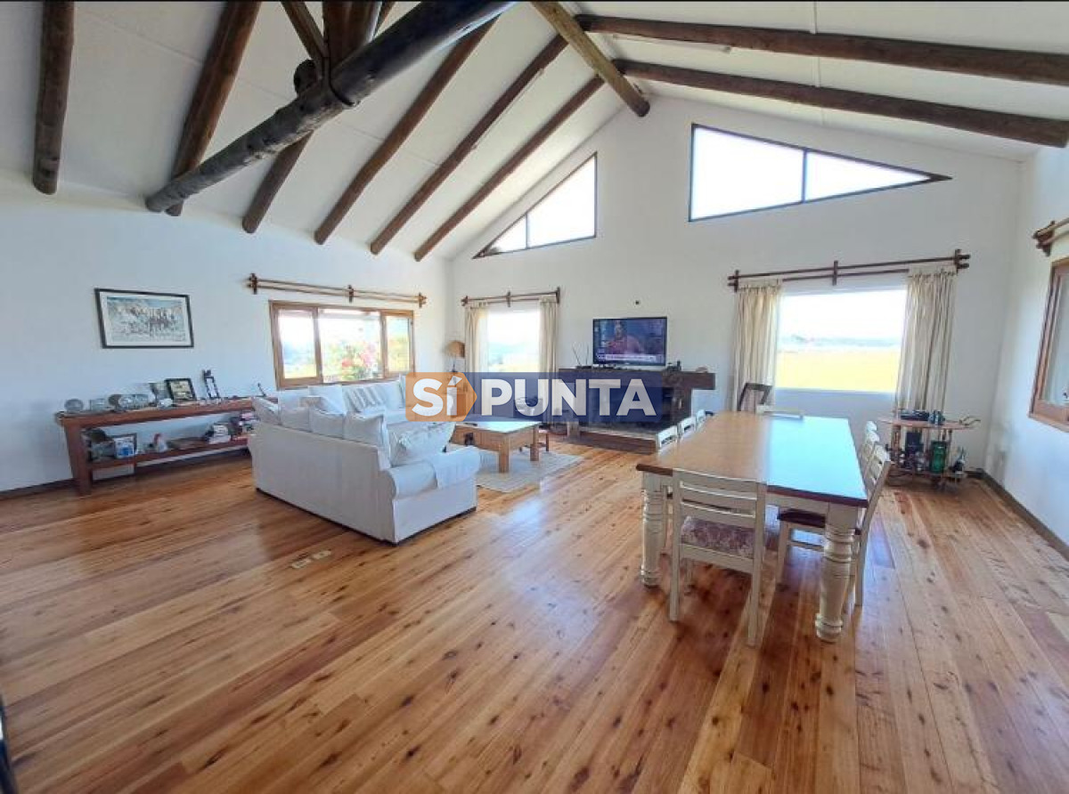 Chacra ID.9836 - MALDONADO EXCELENTE CHACRA DE 10 HAS CON CASA PRINCIPAL, DE SERVICIO Y DE HUESPEDES, PISCINA CLIMATIZADA