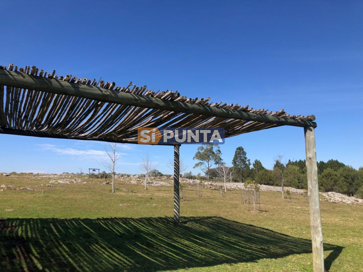 Chacra ID.9836 - MALDONADO EXCELENTE CHACRA DE 10 HAS CON CASA PRINCIPAL, DE SERVICIO Y DE HUESPEDES, PISCINA CLIMATIZADA