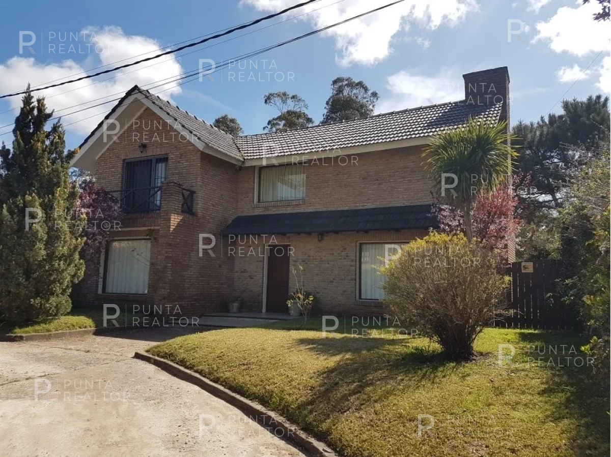 Casa ID.647 - PUNTA DEL ESTE JARDINES DE CORDOBA ZONA COLEGIOS CASA DE 3 DORMITORIOS CON PISCINA