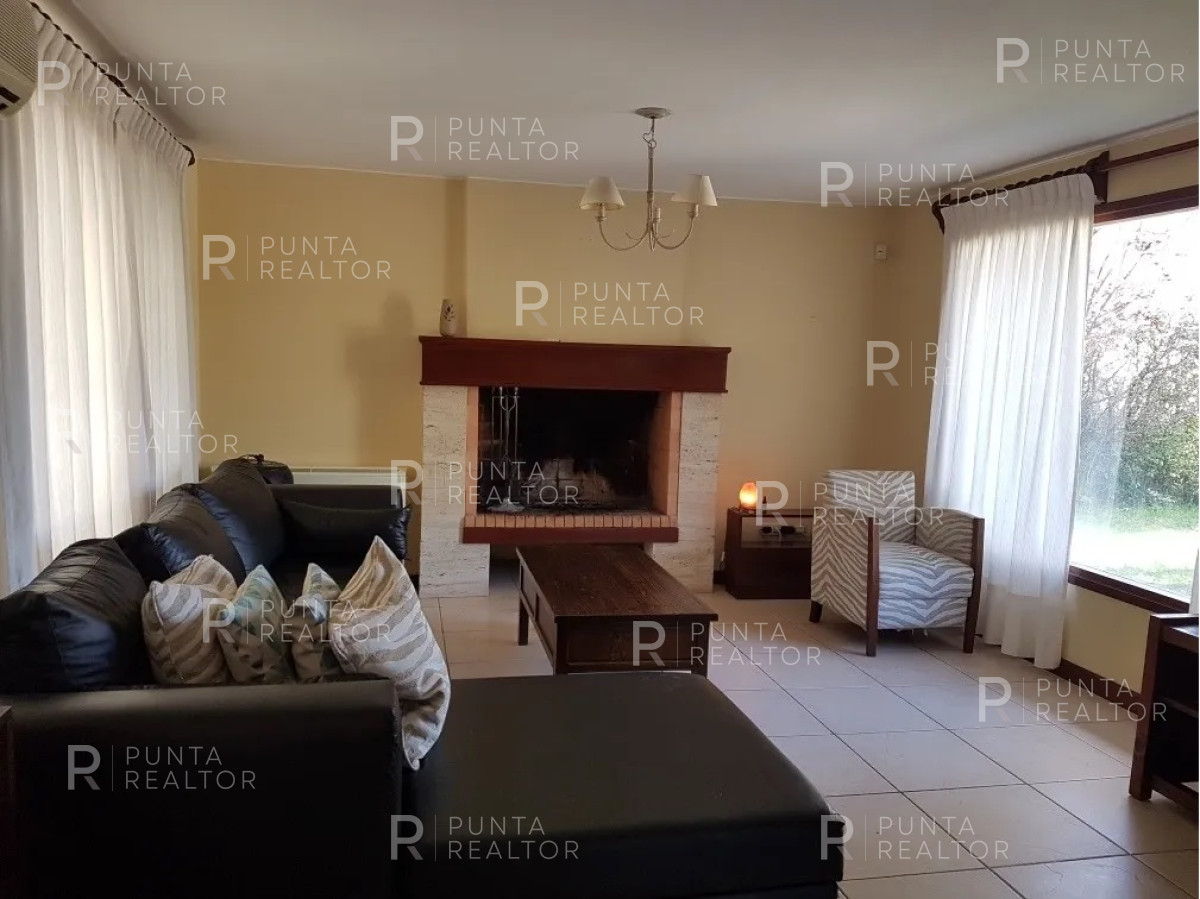 Casa ID.647 - PUNTA DEL ESTE JARDINES DE CORDOBA ZONA COLEGIOS CASA DE 3 DORMITORIOS CON PISCINA