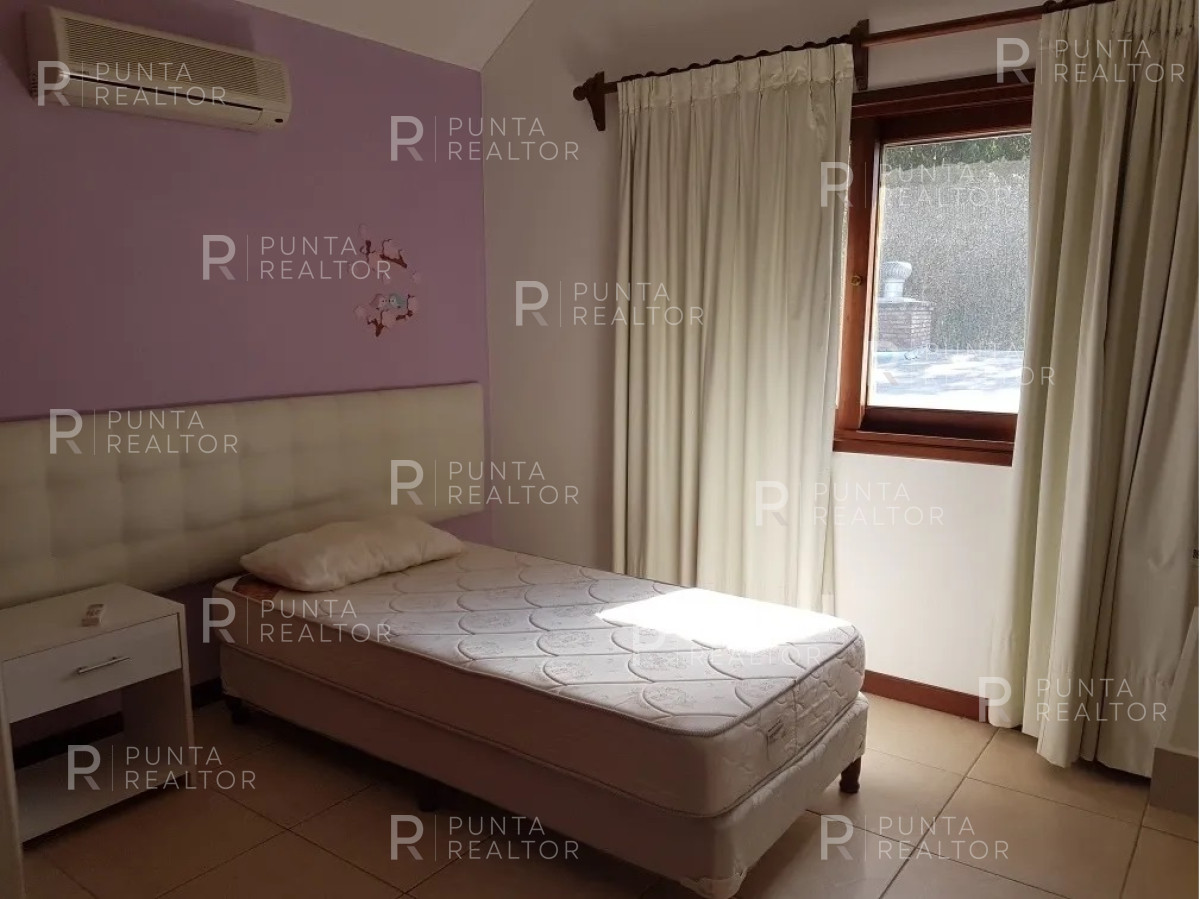 Casa ID.647 - PUNTA DEL ESTE JARDINES DE CORDOBA ZONA COLEGIOS CASA DE 3 DORMITORIOS CON PISCINA