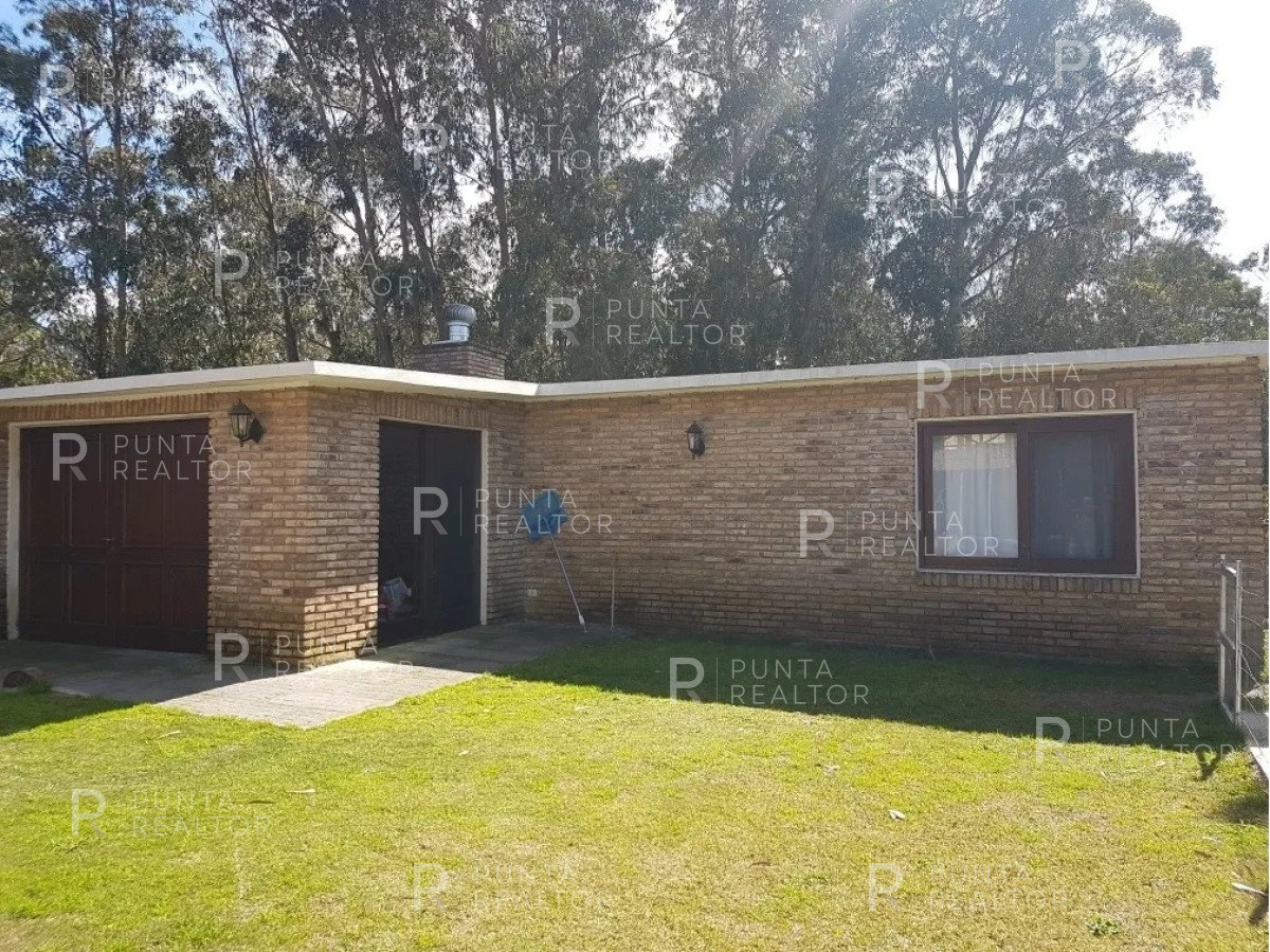 Casa ID.647 - PUNTA DEL ESTE JARDINES DE CORDOBA ZONA COLEGIOS CASA DE 3 DORMITORIOS CON PISCINA