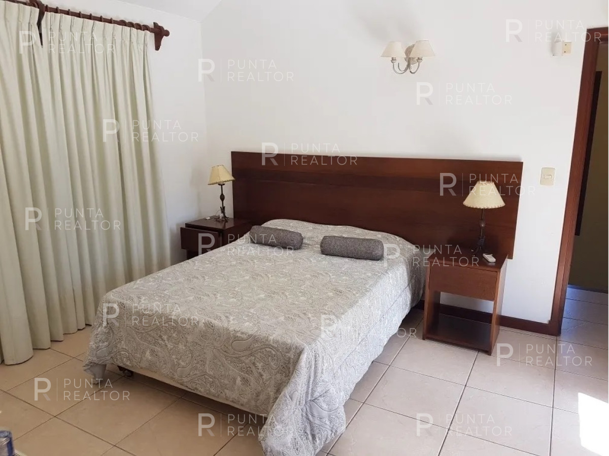 Casa ID.647 - PUNTA DEL ESTE JARDINES DE CORDOBA ZONA COLEGIOS CASA DE 3 DORMITORIOS CON PISCINA
