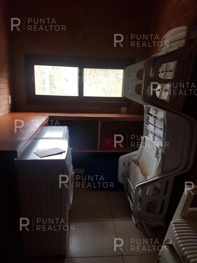 Casa ID.647 - PUNTA DEL ESTE JARDINES DE CORDOBA ZONA COLEGIOS CASA DE 3 DORMITORIOS CON PISCINA