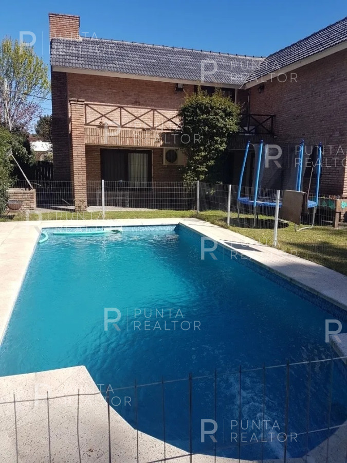 Casa ID.647 - PUNTA DEL ESTE JARDINES DE CORDOBA ZONA COLEGIOS CASA DE 3 DORMITORIOS CON PISCINA