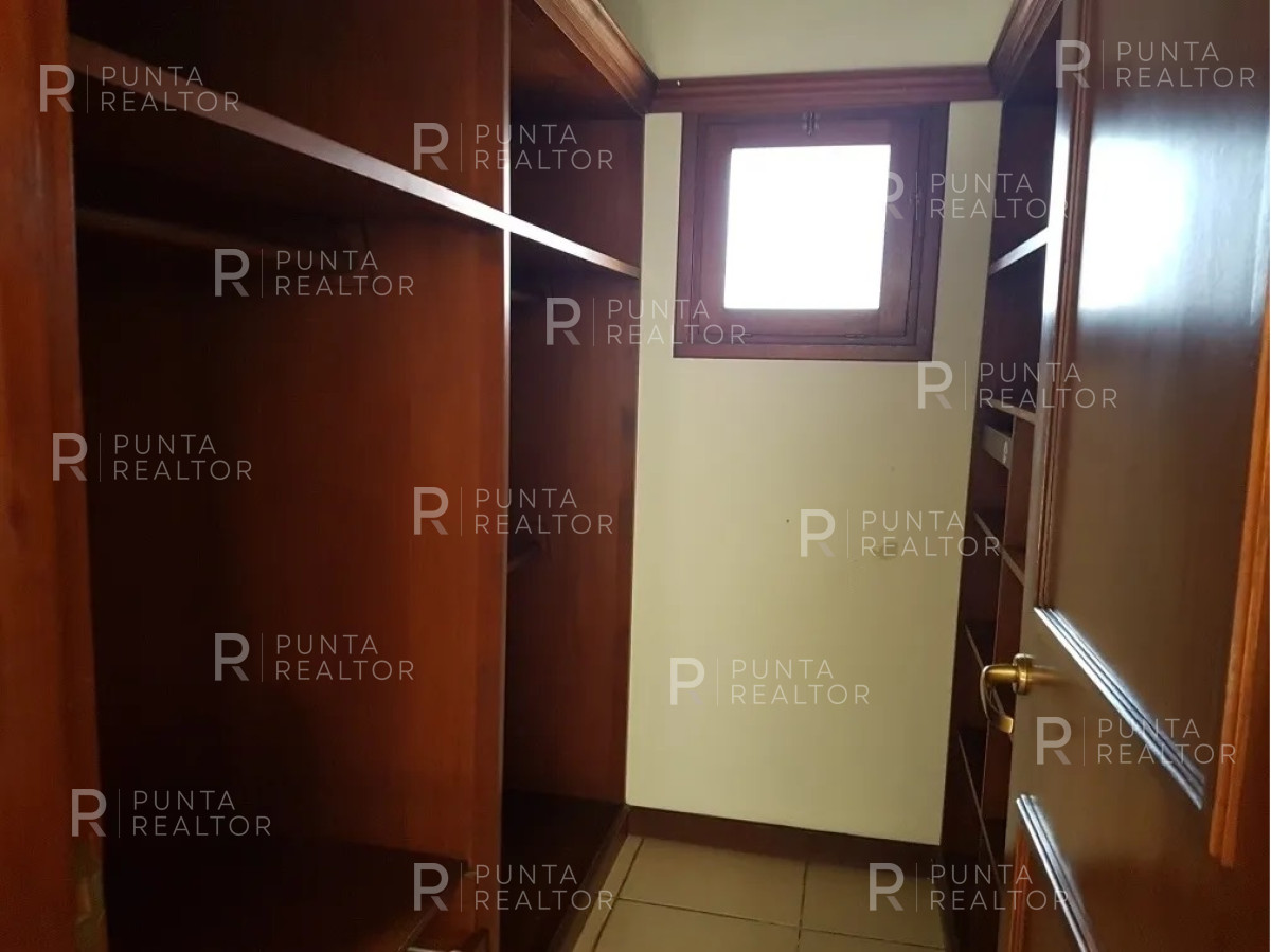 Casa ID.647 - PUNTA DEL ESTE JARDINES DE CORDOBA ZONA COLEGIOS CASA DE 3 DORMITORIOS CON PISCINA