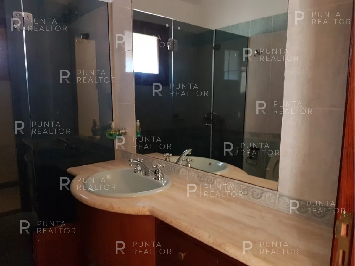 Casa ID.647 - PUNTA DEL ESTE JARDINES DE CORDOBA ZONA COLEGIOS CASA DE 3 DORMITORIOS CON PISCINA